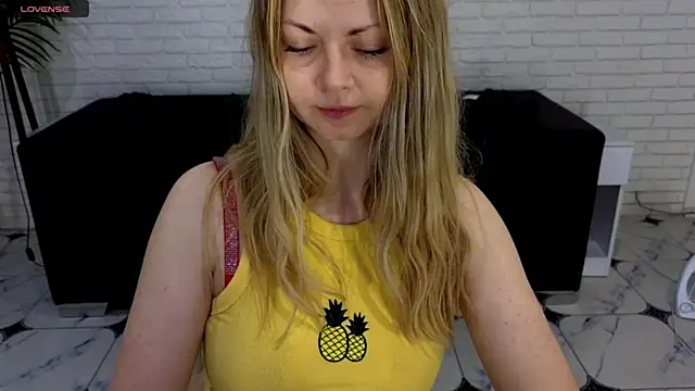 Snapshot of SmilingEmily_ chatting on March 18, 7:30 am SmilingEmily online show from March 18, 7:30 am
