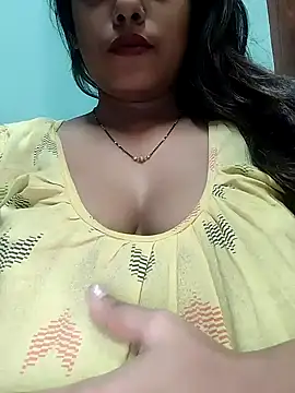 Snapshot of sexyindi_couple chatting on December 21, 12:49 pm sexyindi couple online show from December 21, 12:49 pm