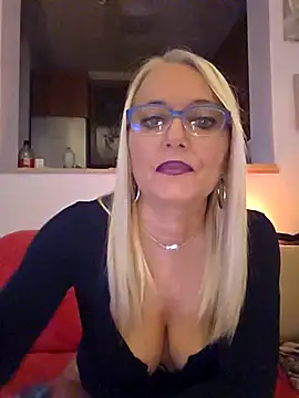 Snapshot of kikkastar chatting on November 2, 8:44 pm kikkastar online show from November 2, 8:44 pm