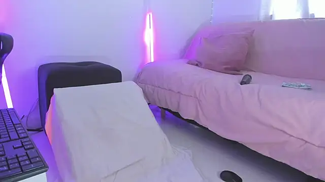 ImBlackEyes online show from April 7, 1:44 pm