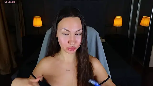 GIGI BENNET online show from December 2, 6:43 pm