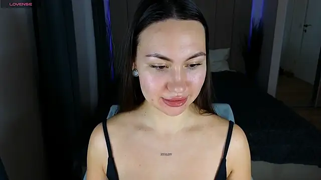 GIGI BENNET online show from December 5, 3:50 pm