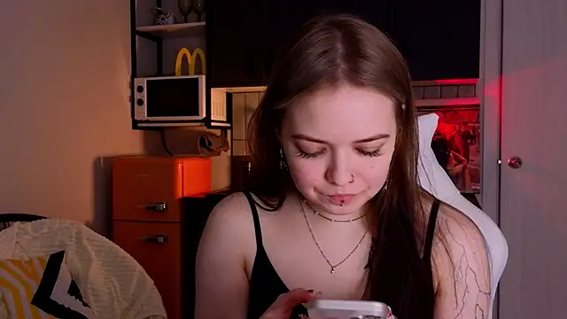 Snapshot of doll_lol_ chatting on December 3, 6:06 pm doll lol online show from December 3, 6:06 pm