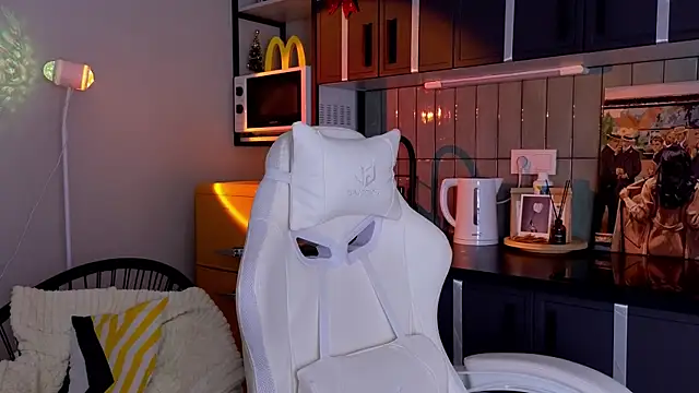 Snapshot of doll_lol_ chatting on December 20, 12:40 am doll lol online show from December 20, 12:40 am