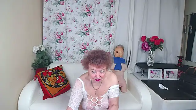 Snapshot of YourHotGranny chatting on May 14, 10:55 am YourHotGranny online show from May 14, 10:55 am