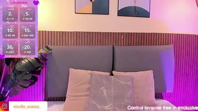 NicolleeEvanss online show from April 28, 11:37 am