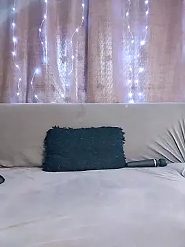 Snapshot of EmmaKrosss chatting on March 22, 8:18 am EmmaKrosss online show from March 22, 8:18 am