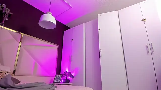 Snapshot of April_bowie chatting on September 30, 12:21 pm April bowie online show from September 30, 12:21 pm