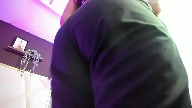 Snapshot of April_bowie chatting on October 21, 11:00 am April bowie online show from October 21, 11:00 am