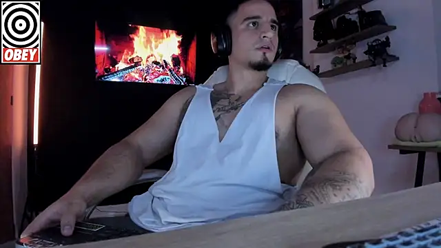 Snapshot of kingbear777 chatting on October 2, 12:17 am kingbear777 online show from October 2, 12:17 am