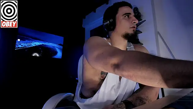 Snapshot of kingbear777 chatting on October 3, 1:57 am kingbear777 online show from October 3, 1:57 am