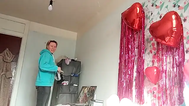 Snapshot of ElenaMaeer chatting on February 11, 8:41 am ElenaMaeer online show from February 11, 8:41 am