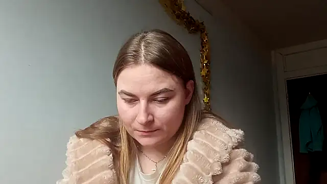 Snapshot of ElenaMaeer chatting on February 13, 8:54 am ElenaMaeer online show from February 13, 8:54 am