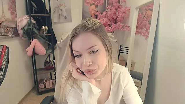 HeyDoraa online show from December 6, 4:49 pm