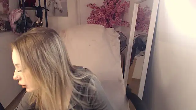 HeyDoraa online show from March 1, 2:23 pm