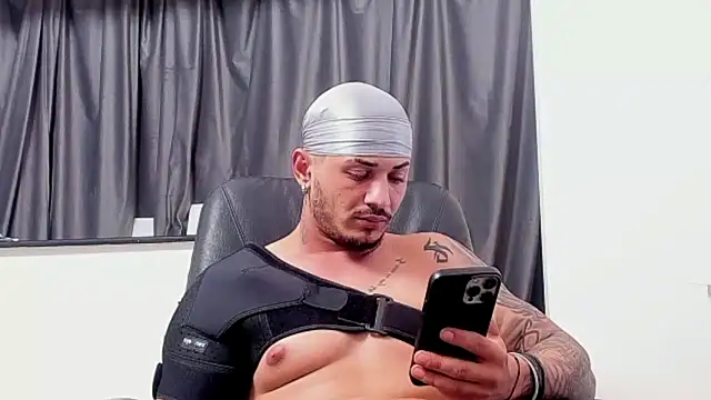 chrismaster12 online show from December 16, 3:19 am