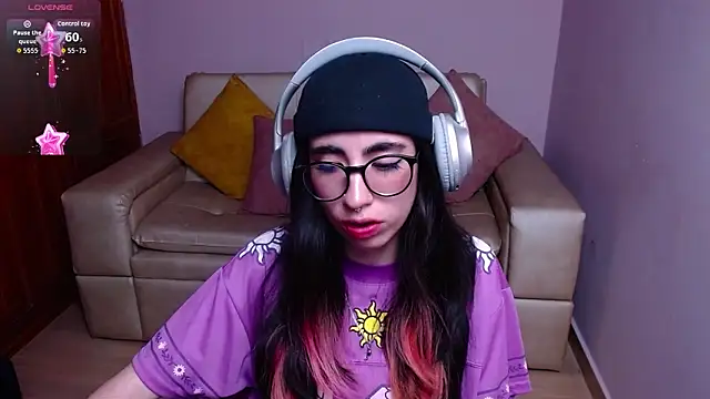 Snapshot of LenaRoses chatting on April 6, 9:05 pm LenaRoses online show from April 6, 9:05 pm