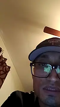 Snapshot of lRainbowBoy chatting on February 6, 10:35 pm lRainbowBoy online show from February 6, 10:35 pm