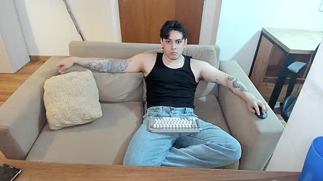 Snapshot of Markuss_b chatting on February 4, 2:17 am Markuss b online show from February 4, 2:17 am