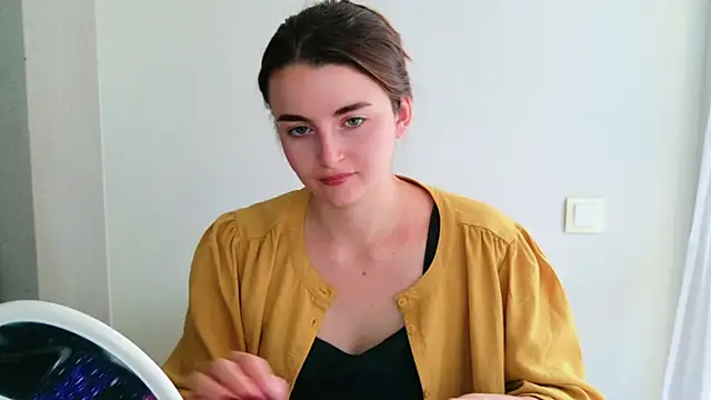 Miss Arwen online show from June 18, 7:30 am