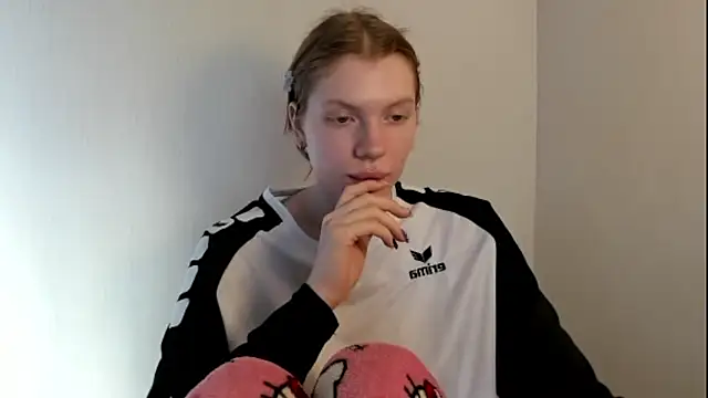 Snapshot of StellaDavis chatting on November 3, 9:43 am StellaDavis online show from November 3, 9:43 am