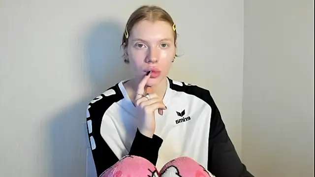 Snapshot of StellaDavis chatting on November 6, 10:05 am StellaDavis online show from November 6, 10:05 am