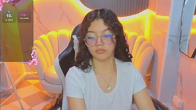 victoria castillo b online show from November 7, 8:20 pm