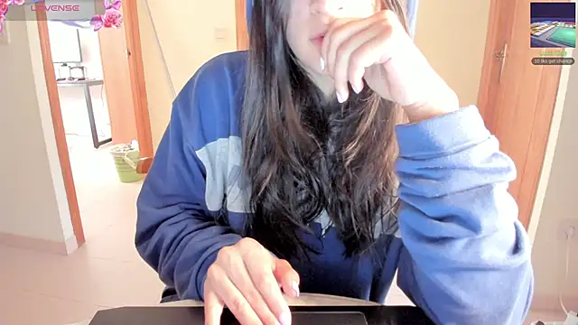 bella apont online show from December 12, 9:51 am