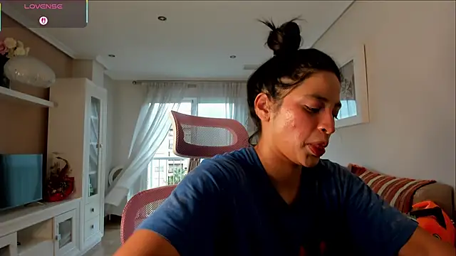 bella apont online show from September 21, 3:57 pm