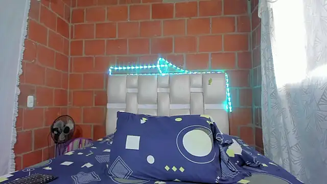 Snapshot of Elettrahot_ chatting on November 1, 11:45 am Elettrahot online show from November 1, 11:45 am