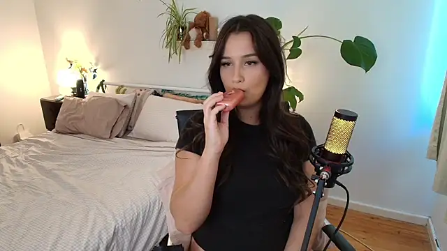 Snapshot of Lenas_Room chatting on March 23, 7:01 am Lenas Room online show from March 23, 7:01 am