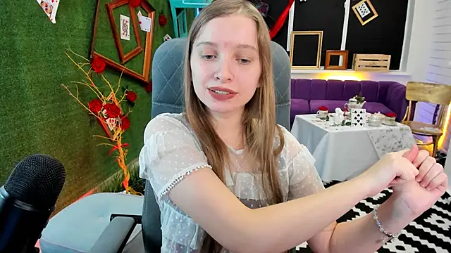 Snapshot of MayaSinabon chatting on December 8, 1:25 pm MayaSinabon online show from December 8, 1:25 pm