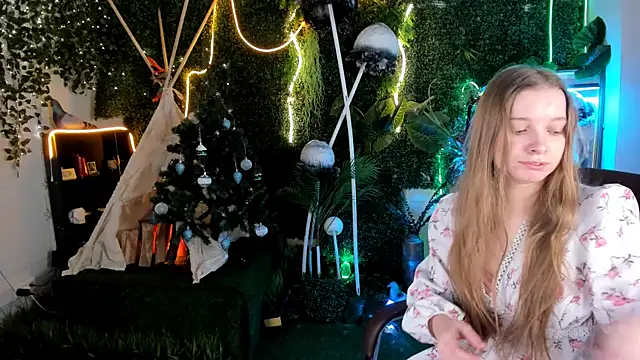Snapshot of MayaSinabon chatting on December 15, 7:13 am MayaSinabon online show from December 15, 7:13 am