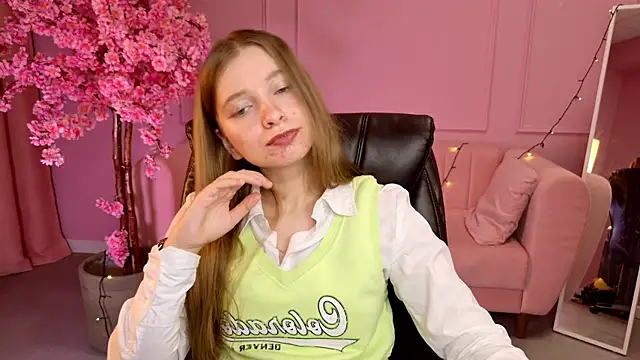Snapshot of MayaSinabon chatting on March 8, 3:24 pm MayaSinabon online show from March 8, 3:24 pm