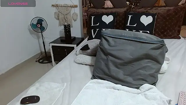 lindaesmeralda online show from February 21, 11:22 am