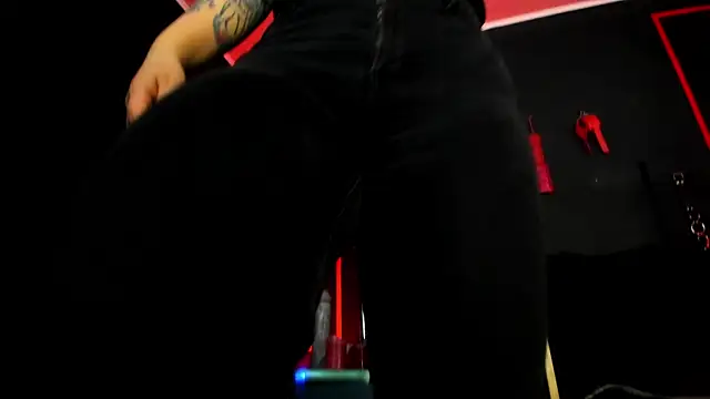 Snapshot of CharlotteScotte chatting on November 12, 12:05 pm CharlotteScotte online show from November 12, 12:05 pm