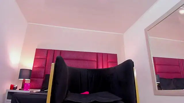 Snapshot of CharlotteScotte chatting on February 17, 3:40 pm CharlotteScotte online show from February 17, 3:40 pm