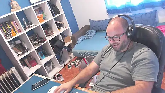 ravingr4d4 online show from September 19, 8:38 am