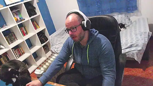 ravingr4d4 online show from February 7, 8:01 pm