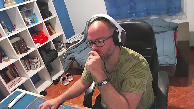 ravingr4d4 online show from May 4, 9:11 pm