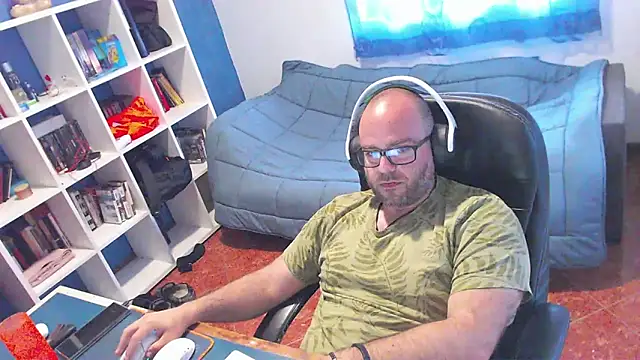 ravingr4d4 online show from May 5, 9:17 am