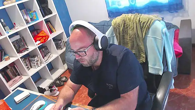 ravingr4d4 online show from May 6, 1:49 pm