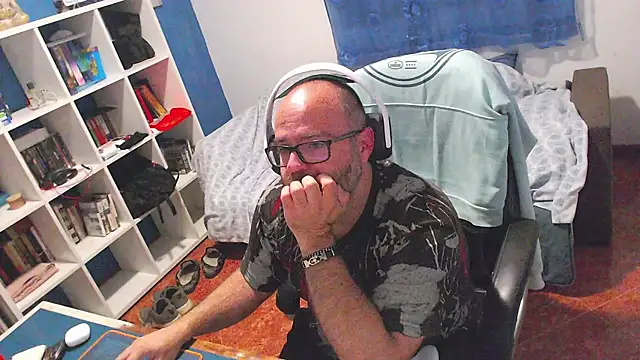 ravingr4d4 online show from May 11, 9:01 pm