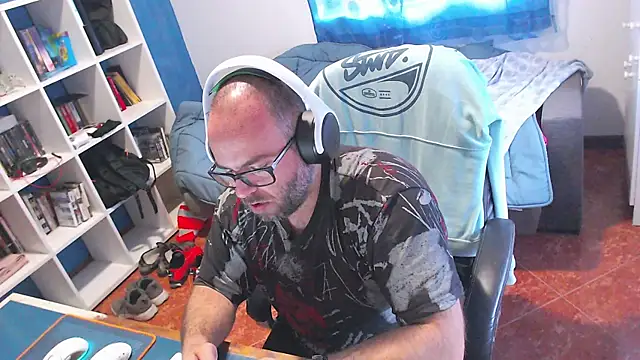 ravingr4d4 online show from May 12, 9:06 am
