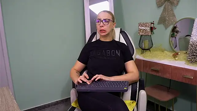 CelineConner online show from December 21, 5:36 am