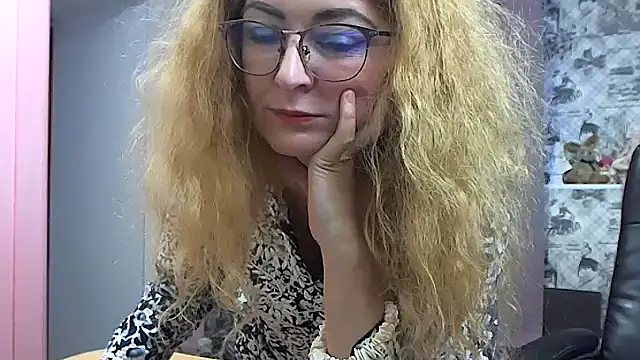 Snapshot of Helen1974 chatting on December 19, 1:07 pm Helen1974 online show from December 19, 1:07 pm