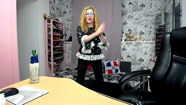 Snapshot of Helen1974 chatting on December 21, 1:29 pm Helen1974 online show from December 21, 1:29 pm