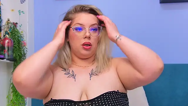 Snapshot of moon_cake chatting on October 6, 4:54 am moon cake online show from October 6, 4:54 am