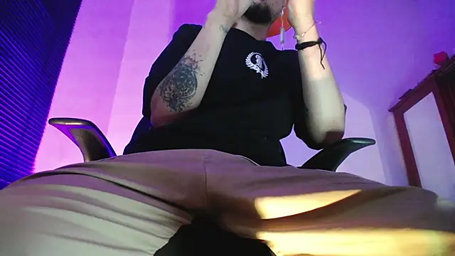 zacwatson  online show from March 11, 5:46 am