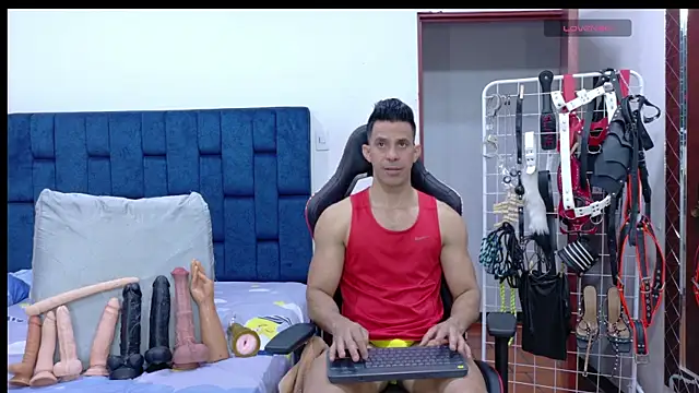 JoseRumbero26 online show from May 7, 1:44 am